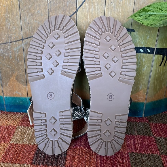 Universal Thread snake print sandals NWOT - Picture 8 of 8